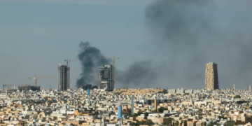 ایران کا امریکی اڈوں پر حملے کا دعویٰ، بحرین اور کویت میں متعدد فوجی تنصیبات کو نشانہ بنانے کا اعلان — پاک الرٹس: سنسنی نہیں، صرف خبر - PakAlerts.net — قابل اعتماد ڈیجیٹل نیوز پلیٹ فارم عالمی امور، تازہ ترین خبریں, سیاست, ٹیکنالوجی، کھیل، معیشت، تفریح، صحت، تعلیم، اور بہت کچھ ایک جگہ پر۔ ایران کا امریکی اڈوں پر حملے کا دعویٰ، بحرین اور کویت میں متعدد فوجی تنصیبات کو نشانہ بنانے کا اعلان