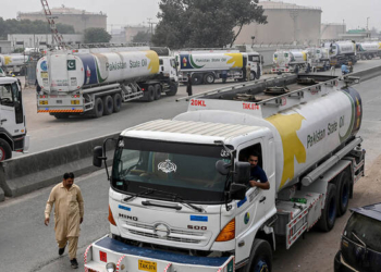ملک میں صرف 15 دن کا پیٹرول ذخیرہ باقی، تیل کمپنیوں کا حکومت سے فوری مداخلت کا مطالبہ — پاک الرٹس: سنسنی نہیں، صرف خبر - PakAlerts.net — قابل اعتماد ڈیجیٹل نیوز پلیٹ فارم عالمی امور، تازہ ترین خبریں, سیاست, ٹیکنالوجی، کھیل، معیشت، تفریح، صحت، تعلیم، اور بہت کچھ ایک جگہ پر۔ ملک میں صرف 15 دن کا پیٹرول ذخیرہ باقی، تیل کمپنیوں کا حکومت سے فوری مداخلت کا مطالبہ