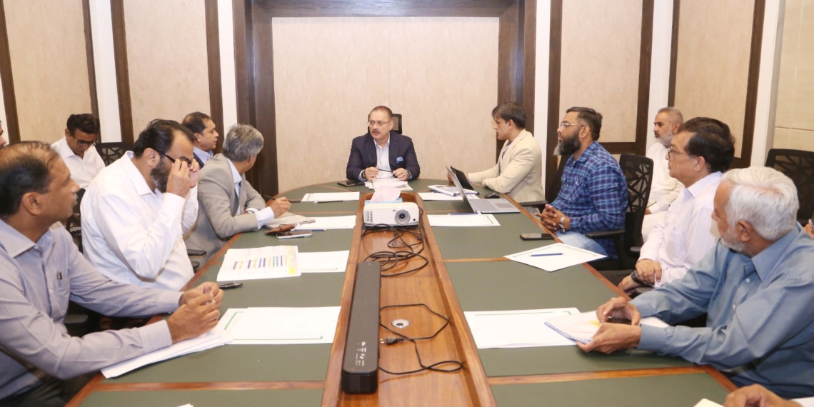 کراچی: ٹریفک کے دباؤ میں کمی کے لیے یونیورسٹی روڈ کی مکسڈ ٹریفک لین جلد کھولنے کا فیصلہ
