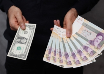 امریکی پابندیوں کے دباؤ میں ایرانی ریال ریکارڈ کم ترین سطح پر، ایک ڈالر 20 لاکھ ریال سے تجاوز کرگیا — پاک الرٹس: سنسنی نہیں، صرف خبر - PakAlerts.net — قابل اعتماد ڈیجیٹل نیوز پلیٹ فارم عالمی امور، تازہ ترین خبریں, سیاست, ٹیکنالوجی، کھیل، معیشت، تفریح، صحت، تعلیم، اور بہت کچھ ایک جگہ پر۔ امریکی پابندیوں کے دباؤ میں ایرانی ریال ریکارڈ کم ترین سطح پر، ایک ڈالر 20 لاکھ ریال سے تجاوز کرگیا