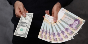 امریکی پابندیوں کے دباؤ میں ایرانی ریال ریکارڈ کم ترین سطح پر، ایک ڈالر 20 لاکھ ریال سے تجاوز کرگیا — پاک الرٹس: سنسنی نہیں، صرف خبر - PakAlerts.net — قابل اعتماد ڈیجیٹل نیوز پلیٹ فارم عالمی امور، تازہ ترین خبریں, سیاست, ٹیکنالوجی، کھیل، معیشت، تفریح، صحت، تعلیم، اور بہت کچھ ایک جگہ پر۔ امریکی پابندیوں کے دباؤ میں ایرانی ریال ریکارڈ کم ترین سطح پر، ایک ڈالر 20 لاکھ ریال سے تجاوز کرگیا