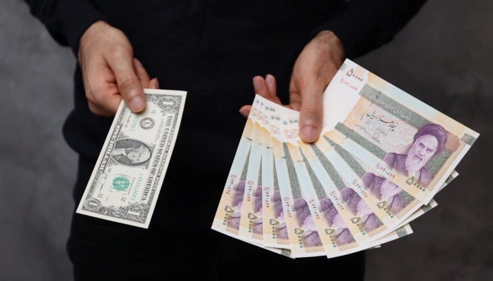 امریکی پابندیوں کے دباؤ میں ایرانی ریال ریکارڈ کم ترین سطح پر، ایک ڈالر 20 لاکھ ریال سے تجاوز کرگیا