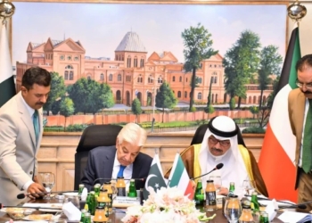 پاکستان اور کویت کے درمیان دفاعی تعاون کا نیا معاہدہ، پاک فوج کویتی افواج کو تربیت سمیت مختلف شعبوں میں معاونت دے گی — پاک الرٹس: سنسنی نہیں، صرف خبر - PakAlerts.net — قابل اعتماد ڈیجیٹل نیوز پلیٹ فارم عالمی امور، تازہ ترین خبریں, سیاست, ٹیکنالوجی، کھیل، معیشت، تفریح، صحت، تعلیم، اور بہت کچھ ایک جگہ پر۔ پاکستان اور کویت کے درمیان دفاعی تعاون کا نیا معاہدہ، پاک فوج کویتی افواج کو تربیت سمیت مختلف شعبوں میں معاونت دے گی