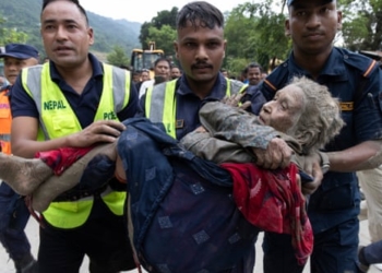 نیپال میں تباہ کن سیلاب، ہلاکتوں کی تعداد 270 ہوگئی، سیکڑوں افراد لاپتا — پاک الرٹس: سنسنی نہیں، صرف خبر - PakAlerts.net — قابل اعتماد ڈیجیٹل نیوز پلیٹ فارم عالمی امور، تازہ ترین خبریں, سیاست, ٹیکنالوجی، کھیل، معیشت، تفریح، صحت، تعلیم، اور بہت کچھ ایک جگہ پر۔ نیپال کے تریشولی بازار میں سیلاب کے بعد امدادی اہلکار ایک خاتون کو محفوظ مقام پر منتقل کررہے ہیں