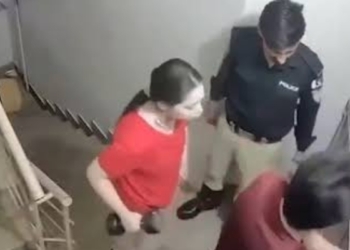 کراچی ڈیفنس میں بہن بھائی پر تشدد کا معاملہ، متاثرہ خاندان کو صلح کیلئے دباؤ اور دھمکیاں ملنے کا انکشاف — پاک الرٹس: سنسنی نہیں، صرف خبر - PakAlerts.net — قابل اعتماد ڈیجیٹل نیوز پلیٹ فارم عالمی امور، تازہ ترین خبریں, سیاست, ٹیکنالوجی، کھیل، معیشت، تفریح، صحت، تعلیم، اور بہت کچھ ایک جگہ پر۔ کراچی ڈیفنس میں بہن بھائی پر تشدد کا معاملہ، متاثرہ خاندان کو صلح کیلئے دباؤ اور دھمکیاں ملنے کا انکشاف