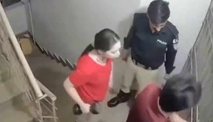 کراچی ڈیفنس میں بہن بھائی پر تشدد کا معاملہ، متاثرہ خاندان کو صلح کیلئے دباؤ اور دھمکیاں ملنے کا انکشاف — پاک الرٹس: سنسنی نہیں، صرف خبر - PakAlerts.net — قابل اعتماد ڈیجیٹل نیوز پلیٹ فارم عالمی امور، تازہ ترین خبریں, سیاست, ٹیکنالوجی، کھیل، معیشت، تفریح، صحت، تعلیم، اور بہت کچھ ایک جگہ پر۔ کراچی ڈیفنس میں بہن بھائی پر تشدد کا معاملہ، متاثرہ خاندان کو صلح کیلئے دباؤ اور دھمکیاں ملنے کا انکشاف