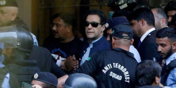 عمران خان کو سخت سکیورٹی میں شفا اسپتال منتقل کرنے کا حکم، سپریم کورٹ نے میڈیکل بورڈ تشکیل دینے کی ہدایت کردی — پاک الرٹس: سنسنی نہیں، صرف خبر - PakAlerts.net — قابل اعتماد ڈیجیٹل نیوز پلیٹ فارم عالمی امور، تازہ ترین خبریں, سیاست, ٹیکنالوجی، کھیل، معیشت، تفریح، صحت، تعلیم، اور بہت کچھ ایک جگہ پر۔ عمران خان کو سخت سکیورٹی میں شفا اسپتال منتقل کرنے کا حکم، سپریم کورٹ نے میڈیکل بورڈ تشکیل دینے کی ہدایت کردی