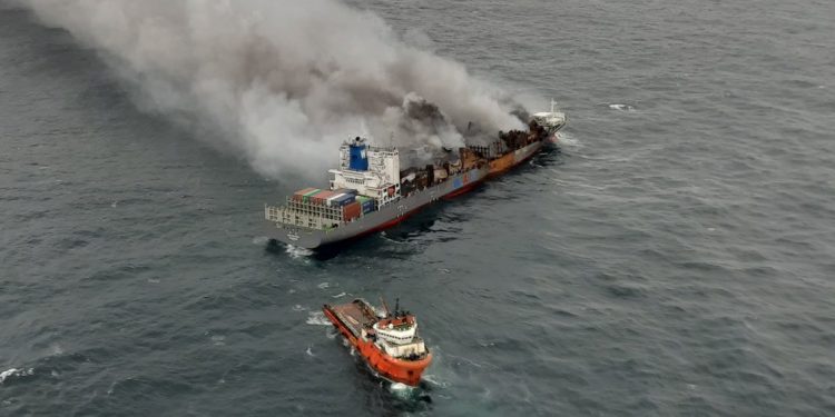 بحیرۂ احمر میں حملے کے بعد بھارتی کارگو جہاز ڈوب گیا، تمام افراد محفوظ — پاک الرٹس: سنسنی نہیں، صرف خبر - PakAlerts.net — قابل اعتماد ڈیجیٹل نیوز پلیٹ فارم عالمی امور، تازہ ترین خبریں, سیاست, ٹیکنالوجی، کھیل، معیشت، تفریح، صحت، تعلیم، اور بہت کچھ ایک جگہ پر۔ بحیرۂ احمر میں حملے کے بعد بھارتی کارگو جہاز ڈوب گیا، تمام افراد محفوظ