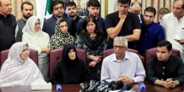 عمران خان کی اسپتال منتقلی کا معاملہ، عظمیٰ خان کی توہین عدالت درخواست پر رجسٹرار سپریم کورٹ کا اعتراض ختم