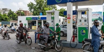 پیٹرول، ڈیزل اور مٹی کے تیل کی قیمتوں میں کمی، حکومت کا نیا نوٹیفکیشن جاری — پاک الرٹس: سنسنی نہیں، صرف خبر - PakAlerts.net — قابل اعتماد ڈیجیٹل نیوز پلیٹ فارم عالمی امور، تازہ ترین خبریں, سیاست, ٹیکنالوجی، کھیل، معیشت، تفریح، صحت، تعلیم، اور بہت کچھ ایک جگہ پر۔ پیٹرول، ڈیزل اور مٹی کے تیل کی قیمتوں میں کمی، حکومت کا نیا نوٹیفکیشن جاری