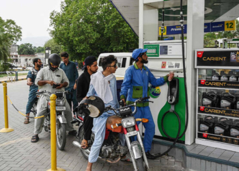 حکومت نے پیٹرول اور ڈیزل کی قیمتوں میں کمی کر دی