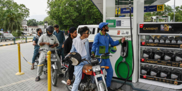 حکومت نے پیٹرول اور ڈیزل کی قیمتوں میں کمی کر دی