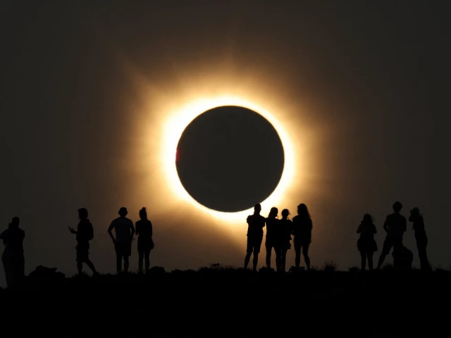 یورپ سمیت دنیا کے مختلف حصوں میں سورج گرہن، لاکھوں افراد نے دن میں اندھیرا چھانے کا منظر دیکھا — پاک الرٹس: سنسنی نہیں، صرف خبر - PakAlerts.net — قابل اعتماد ڈیجیٹل نیوز پلیٹ فارم عالمی امور، تازہ ترین خبریں, سیاست, ٹیکنالوجی، کھیل، معیشت، تفریح، صحت، تعلیم، اور بہت کچھ ایک جگہ پر۔ یورپ سمیت دنیا کے مختلف حصوں میں سورج گرہن، لاکھوں افراد نے دن میں اندھیرا چھانے کا منظر دیکھا