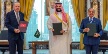 حوثی حملوں کے بعد پاکستان، سعودی عرب اور ترکیہ کا دفاعی اجلاس طلب — پاک الرٹس: سنسنی نہیں، صرف خبر - PakAlerts.net — قابل اعتماد ڈیجیٹل نیوز پلیٹ فارم عالمی امور، تازہ ترین خبریں, سیاست, ٹیکنالوجی، کھیل، معیشت، تفریح، صحت، تعلیم، اور بہت کچھ ایک جگہ پر۔ حوثی حملوں کے بعد پاکستان، سعودی عرب اور ترکیہ کا دفاعی اجلاس طلب