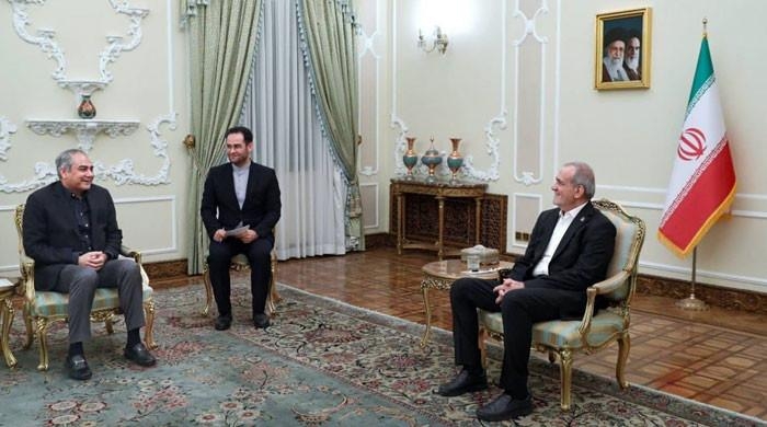 محسن نقوی سے ملاقات: ایرانی صدر کی پاکستان ایران روابط مزید بڑھانے پر زور