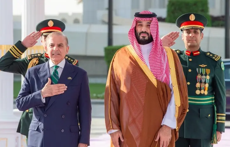 پاکستان ہر خطرے کے مقابلے میں سعودی عرب کے شانہ بشانہ کھڑا رہے گا: وزیراعظم